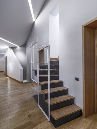 Foto de Primer plano de una escalera en el pasillo con suelo de madera - Imagen libre de derechos