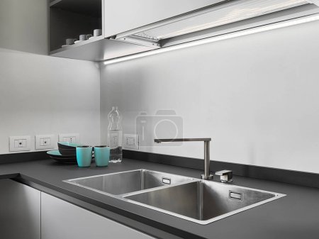 Foto de Primer plano del fregadero de acero y el grifo en la cocina moderna - Imagen libre de derechos