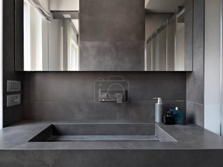 Foto de Primer plano de un lavabo en el cuarto de baño moderno - Imagen libre de derechos