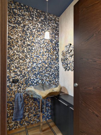 Foto de Vista interior de un moderno cuarto de baño en primer plano el lavabo de piedra la pared está cubierta de mosaicos - Imagen libre de derechos