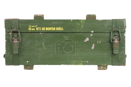 Caisse de munitions couleur verte pour obus de mortier de 60mm isolé sur fond blanc