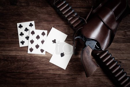 Póquer del viejo oeste - Mano de muerto. Mano de póquer de dos pares que consiste en los ases negros y los ochos negros, sostenido por el pistolero del Viejo Oeste Wild Bill Hickok cuando fue asesinado mientras jugaba un juego.