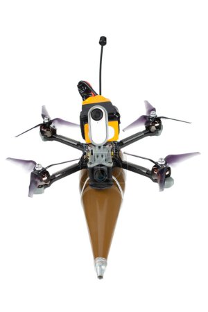 Drone FPV avec ogive RPG - munitions à faible coût pour la guerre moderne isolées sur fond blanc