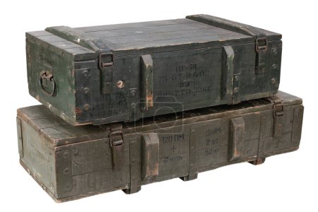 Armeemunition stapelt sich in grünen Kisten. Text auf Russisch - Munitionstyp, Projektil-Kaliber, Projekttyp, Stückzahl und Gewicht. Isoliert auf weißem Hintergrund.