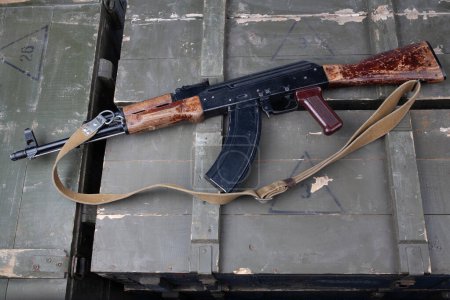 Kalashnikov AK47 pistola en cajas de madera verde ejército