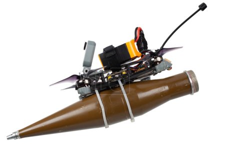 Drone FPV de combate con ojiva antitanque RPG: munición de bajo costo para la guerra moderna aislada sobre fondo blanco