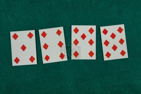 Old West-Ära Spielkarte auf grünem Spieltisch. 5,6,7,8 von Diamanten.