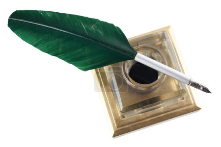 Plume vintage plume avec encrier en verre isolé sur fond blanc