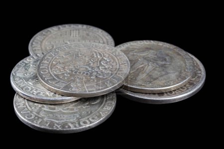 Montón de monedas antiguas de plata vintage medieval más alto sobre fondo negro