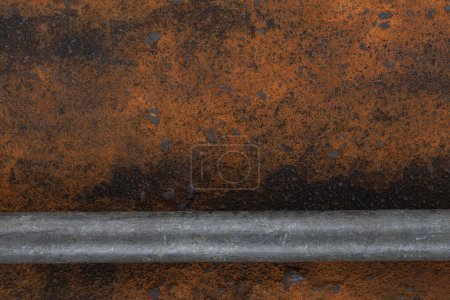 Tubos de válvula oxidados sobre fondo de pared de metal oxidado