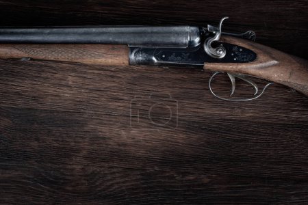 12 calibre acción de ruptura escopeta aburrida suave en la mesa de madera.