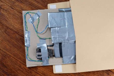 Bombe postale IED - Dispositif explosif improvisé avec c4 et module de téléphone cellulaire dans l'enveloppe