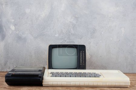 Retro 8 bit DIY Heimcomputer mit Kassettendatenrekorder und Monitor vom Fernseher auf Holztisch