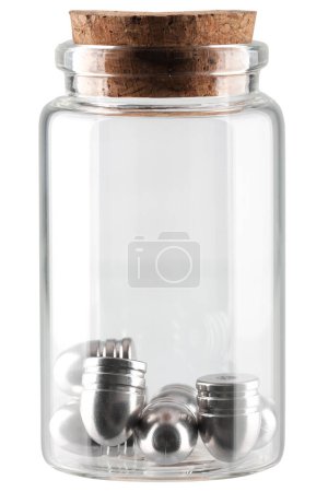 balles argentées pour fusils à canon dans un bocal en verre apothicaire sur fond blanc.
