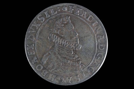 antigua moneda medieval más alta de plata vintage sobre fondo de madera