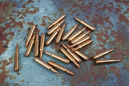 Munitions sur fond de métal rouille