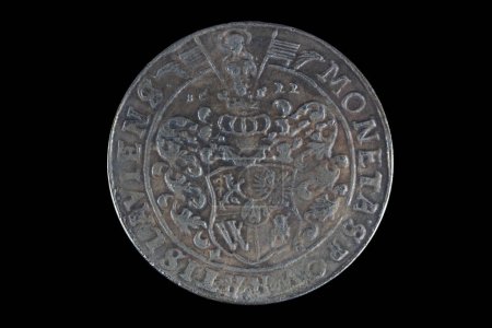 antigua moneda medieval más alta de plata vintage sobre fondo de madera