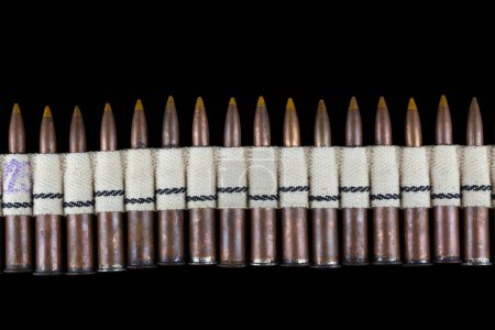 Leinwand Munitionsgürtel mit Patronen isoliert auf schwarzem Hintergrund