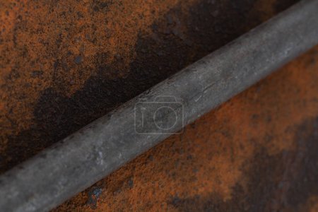 Tubos de válvula oxidados sobre fondo de pared de metal oxidado