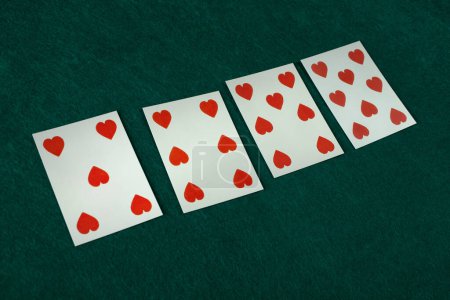 Old West-Ära Spielkarte auf dem grünen Tisch Glücksspiel. 5, 6, 7, 8 der Herzen.