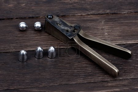 alte Westkugelform mit Kugeln für Revolver. Isoliert auf weißem Hintergrund.