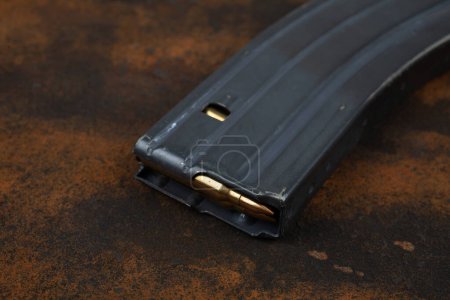 Munition mit Magazin auf Holzgrund