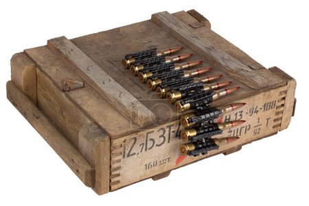 Kiste der sowjetischen Armee für 12,7 mm Munition mit Munitionsgürtel. Text auf Russisch - Munitionstyp, Projektil-Kaliber, Projekttyp. Isoliert auf weißem Hintergrund.