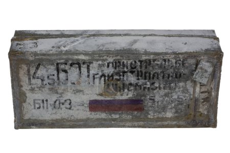 Sowjetische Armeekiste mit 14,5mm Munition. Text auf Russisch - "Beim Schießen Patronenhülse schmieren" und Munitionstyp, Projektil-Kaliber, Projekttyp. Isoliert auf weißem Hintergrund.