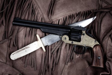 Old West Revolver mit bowie Messer auf Lederjacke Hintergrund