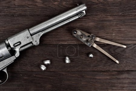Antike alte Westkugelform mit Kugeln für Revolver. Isoliert auf weißem Hintergrund.