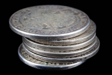 Stapel alter silberner mittelalterlicher Münzen auf schwarzem Hintergrund