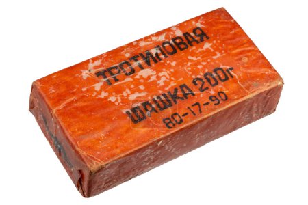 TNT-Block 200 Gramm. Russisch-sowjetischer Typ isoliert auf weißem Hintergrund. Aufschrift auf Russisch auf dem Foto: "TNT-Block 200 Gramm" und Herstellungsdatum.