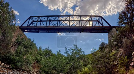 Téléchargez les photos : Vue d'en bas d'un vieux pont à chevalets de chemin de fer enjambant le canyon Bear près de Perkinsville en Arizona dans la forêt nationale de Prescott. - en image libre de droit