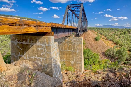 Téléchargez les photos : Gros plan d'un vieux pont à chevalets de chemin de fer qui enjambe Bear Canyon près de Perkinsville, Arizona, dans la forêt nationale de Prescott. - en image libre de droit