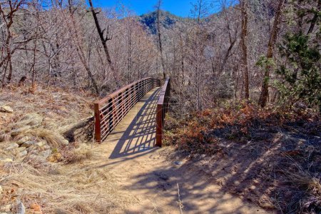 Téléchargez les photos : Un pont piétonnier au-dessus du ruisseau West Fork dans le Call Of The Canyon Recreation Area au nord de Sedona AZ. - en image libre de droit