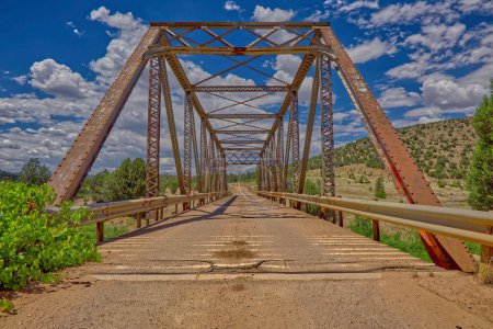 Téléchargez les photos : Un gros plan du vieux pont à chevalets qui traverse Walnut Creek le long de Williamson Valley Road dans le nord de l'Arizona juste au sud de Seligman. - en image libre de droit