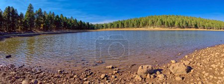 Téléchargez les photos : Vue panoramique du lac Dogtown près de Williams Arizona depuis sa section sud-ouest. - en image libre de droit