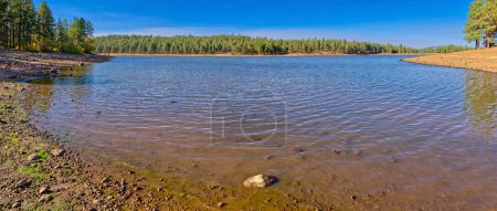 Téléchargez les photos : Vue panoramique du lac Dogtown près de Williams Arizona depuis un lagon peu profond sur son côté sud. - en image libre de droit