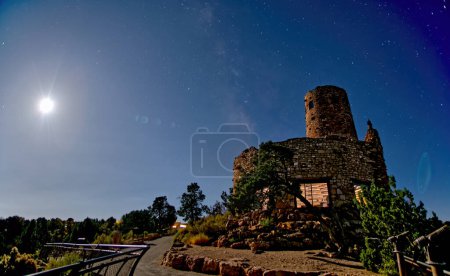 Der historische Wachturm am Südrand des Grand Canyon, der von einem aufgehenden Mond beleuchtet wird. Der Turm wird vom National Park Service verwaltet. Keine Freigabe der Immobilie erforderlich.