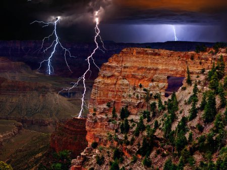Ein HDR-Kompositbild von Tag und Nacht am Cape Royal Nordrand des Grand Canyon. Der Blitz wurde in der Nacht eingeschlagen. Die Schluchtenlandschaft wurde bei Tageslicht aufgenommen. Beide wurden dann verschmolzen und in 32-Bit-HDR-Farbe überblendet.