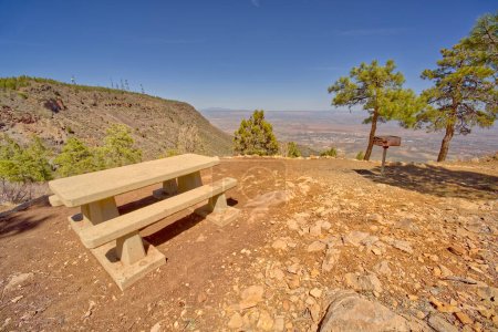 Téléchargez les photos : Une table de pique-nique avec vue sur la Mingus Mountain Recreation Area près de Jérôme Arizona. La ville au loin est Cottonwood. - en image libre de droit