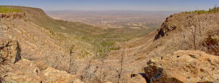 Téléchargez les photos : La ville de Cottonwood Arizona vue du sommet sud-est de la montagne Mingus près de Jérôme. - en image libre de droit