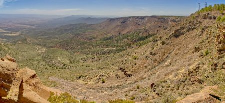 Téléchargez les photos : Vue de la piste nord de la montagne Mingus près de Jérôme Arizona. La ville au loin sur la gauche est Cottonwood. Les taches blanches sur les pentes sont des taches persistantes de neige hivernale. Cette montagne est à plus de 7800 pieds d'altitude. - en image libre de droit