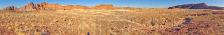 Foto de Panorama estupendo del desierto de Lithodedron a lo largo del rastro al puente de Onyx en Petrified. El Squared Off Butte en el centro marca el punto de inflexión en el camino. - Imagen libre de derechos