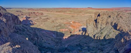 Foto de Vista de una formación rocosa bajo el mirador del Punto Pintado en el Parque Nacional Bosque Petrificado Arizona. - Imagen libre de derechos