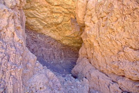 Foto de Una entrada a una cueva a lo largo del Sendero de la Cuenca Roja en el Parque Nacional Bosque Petrificado Arizona. - Imagen libre de derechos