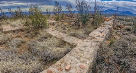 Las ruinas fantasmales de una antigua granja en la cima de Sullivan Butte en Chino Valley AZ. Las ruinas podrían remontarse a principios de 1900..