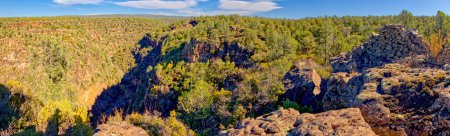 Téléchargez les photos : Les murs en ruine d'anciennes ruines indiennes le long du bord sud du canyon Rattlesnake, près du sentier historique Chavez. Situé dans le désert humide de Beaver Creek en Arizona. - en image libre de droit