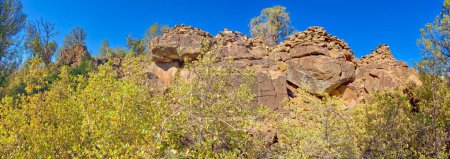 Téléchargez les photos : Les murs en ruine d'anciennes ruines indiennes le long du bord sud du canyon Rattlesnake, près du sentier historique Chavez. Situé dans le désert humide de Beaver Creek en Arizona. - en image libre de droit
