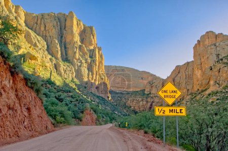 Die historische Straße, die als State Route 88 in Arizona bekannt ist. Auch bekannt als Apache Trail. Es war Arizonas erste Staatsstraße und ist immer noch unbefestigt. Sie verläuft zwischen Apache Junction und Roosevelt Lake. Dieser Abschnitt verläuft entlang des Fish Creek.